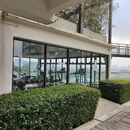 バトゥ洞窟Urban360 Pool View With Netflix And Wifiアパートメント エクステリア 写真