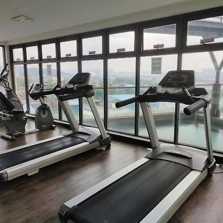 バトゥ洞窟Urban360 Pool View With Netflix And Wifiアパートメント エクステリア 写真
