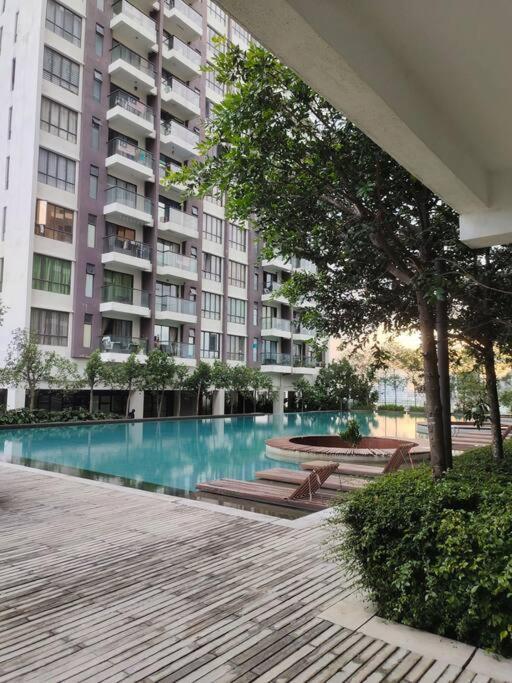 バトゥ洞窟Urban360 Pool View With Netflix And Wifiアパートメント エクステリア 写真