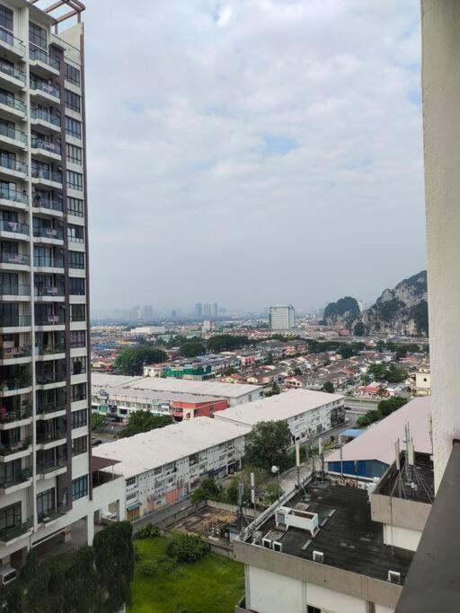 バトゥ洞窟Urban360 Pool View With Netflix And Wifiアパートメント エクステリア 写真