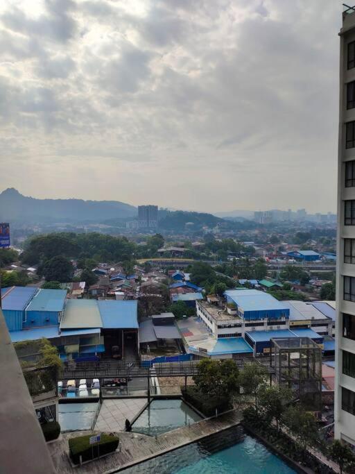 バトゥ洞窟Urban360 Pool View With Netflix And Wifiアパートメント エクステリア 写真