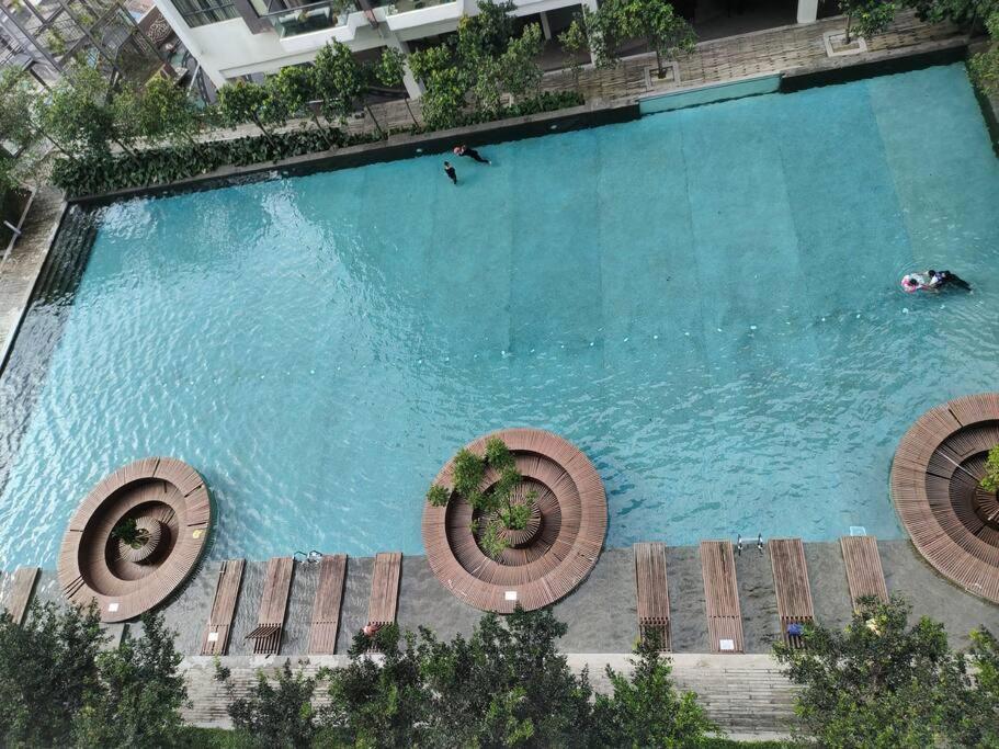 バトゥ洞窟Urban360 Pool View With Netflix And Wifiアパートメント エクステリア 写真