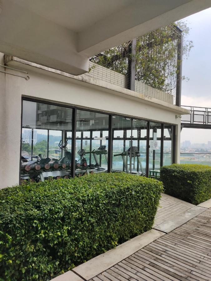 バトゥ洞窟Urban360 Pool View With Netflix And Wifiアパートメント エクステリア 写真